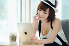 Người đẹp Nhật Bản lãng mạn bên iPad